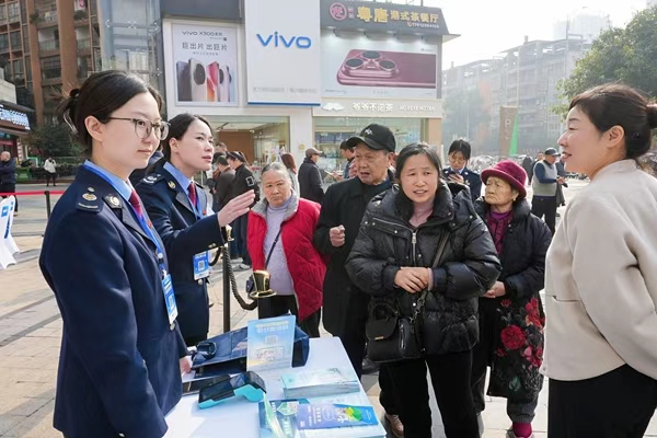 市民現場咨詢。夏國燕攝