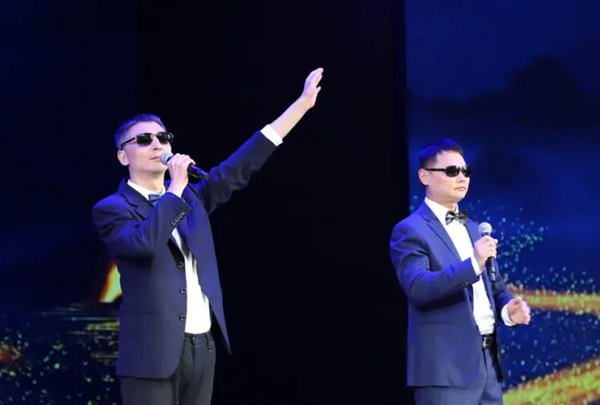 歌曲《愛帶來光明》。王瑾桉攝