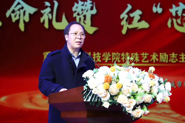 該校黨委副書記、副校長賈瑞致辭。賈婷婷攝