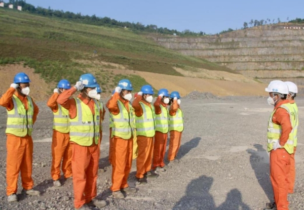 班前安全交底。中國能建易普力公司供圖