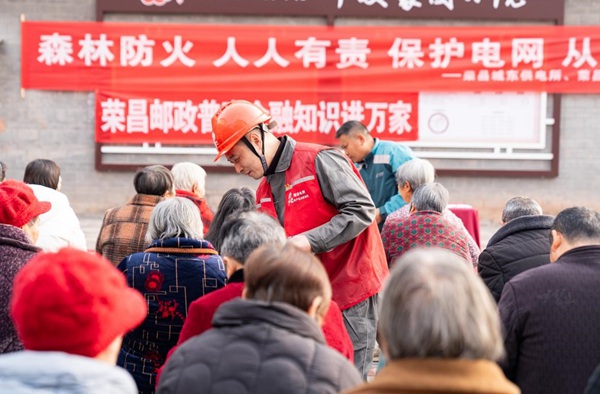 為村民發放知識讀物。國網重慶永川供電公司供圖