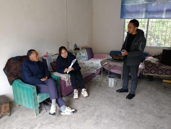 高觀鎮高觀村網格員開展“敲門行動”。高觀鎮供圖