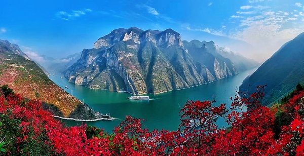 舟過巫峽畔，坐賞神女色。朱云平攝