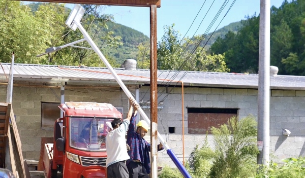 325盞太陽能路燈全部安裝完畢。朱柏宇攝