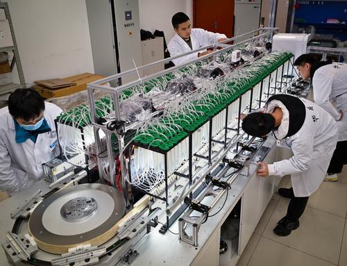 近日，位于兩江新區的中科計算技術西部研究院，實驗人員正在調試DNA活字存儲噴墨打印機“畢昇一號”樣機。記者 張錦輝 攝/視覺重慶