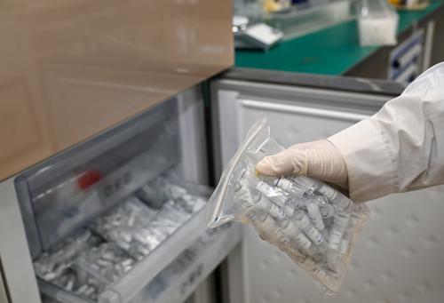 近日，位于兩江新區的中科計算技術西部研究院，實驗人員將裝有打印完成的液體“成品”DNA小試探放入冰箱冷凍。記者 張錦輝 攝/視覺重慶